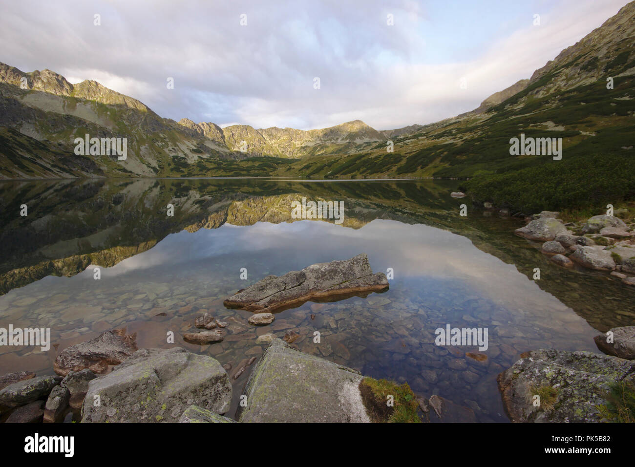 Lago Wielki Staw Polski nella Valle dei Cinque Laghi Polacco, Polonia, Monti Tatra Foto Stock