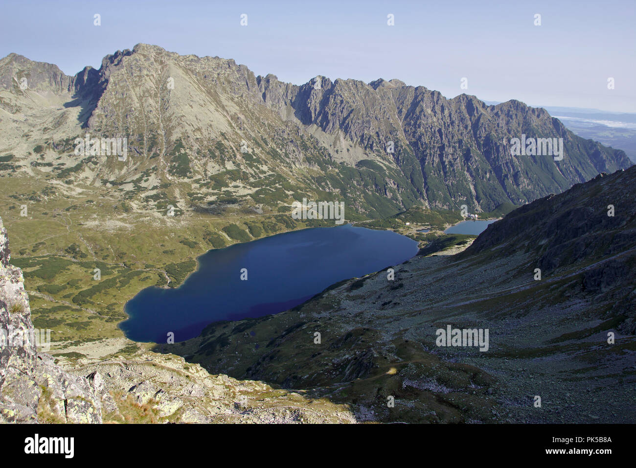 Valle dei Cinque Laghi polacco, con Wielki Staw Polski, dal percorso di Szpiglasowy Wierch, Polonia, Monti Tatra Foto Stock