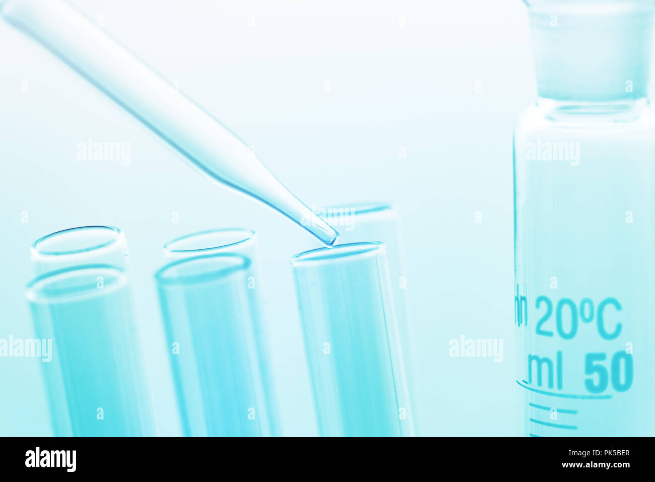 La scienza medica vetreria di laboratorio, apparecchiature scientifiche per la ricerca in medicina e chimica Foto Stock