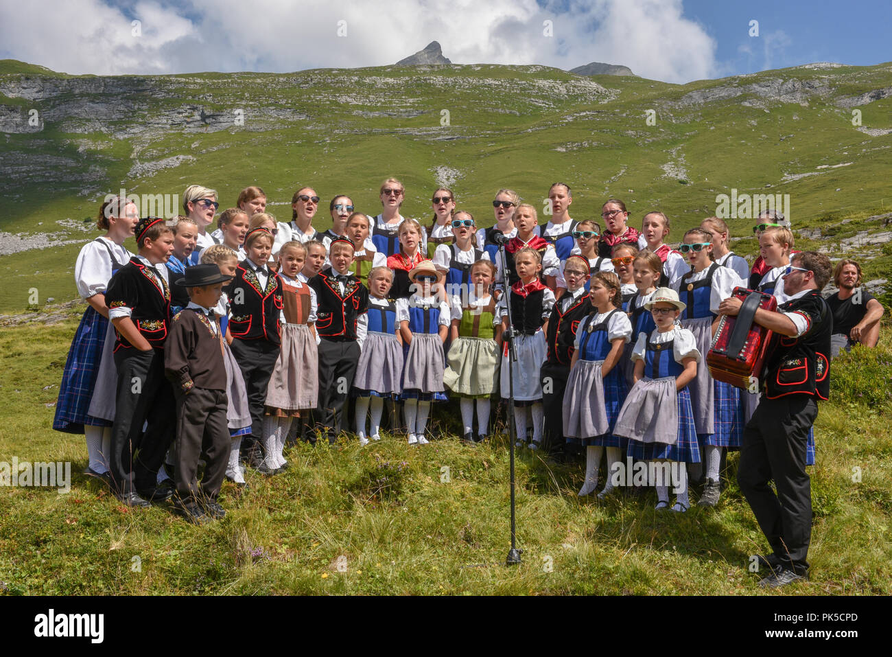 Engstlenalp, Svizzera - 4 August 2018: persone che indossano abiti tradizionali yodeling a Engstlenalp sulle alpi svizzere Foto Stock