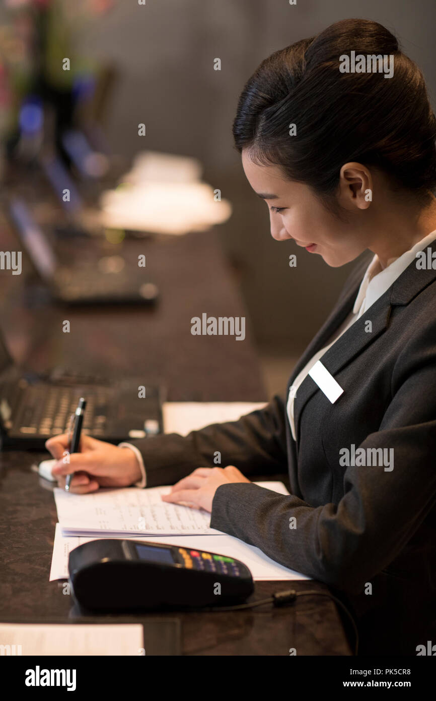 Allegro Hotel receptionist Foto Stock