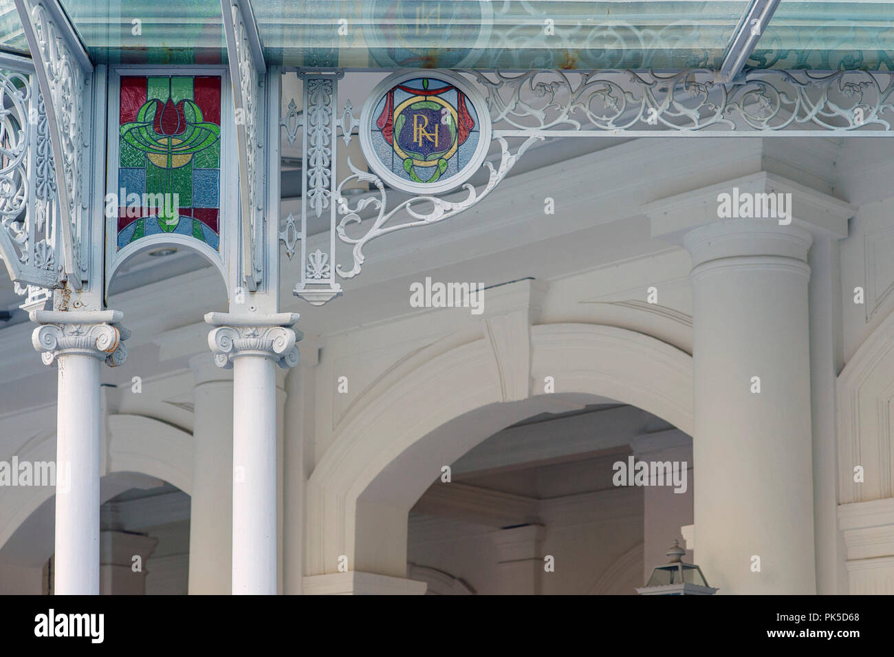 Dettaglio del vetro macchiato di art nouveau della veranda di Singapore Raffles Hotel di Singapore Foto Stock