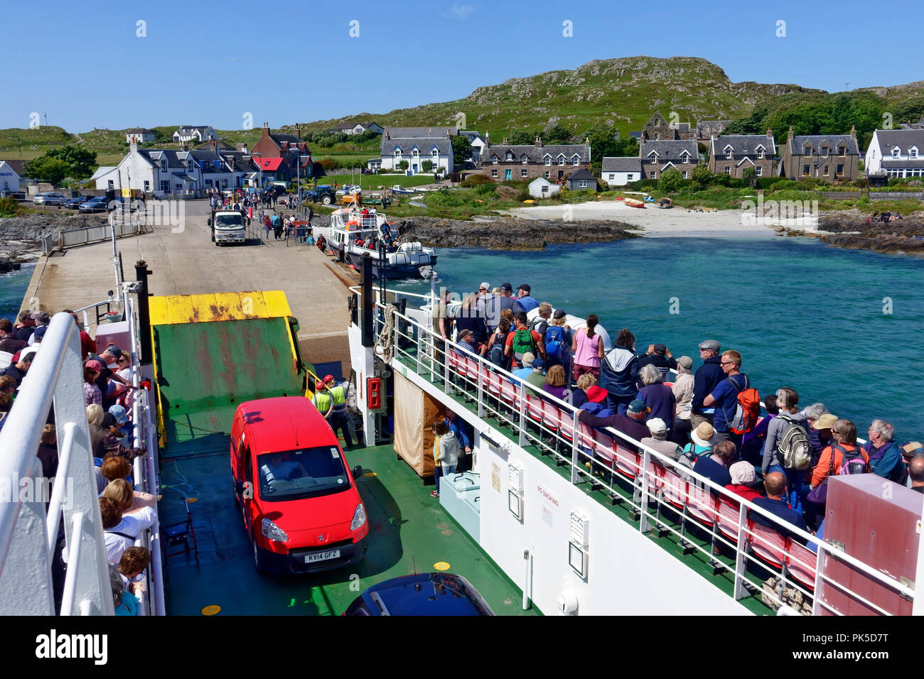 Traghetto CalMac arrivando a Iona da Fionnphort sull'Isle of Mull Foto Stock