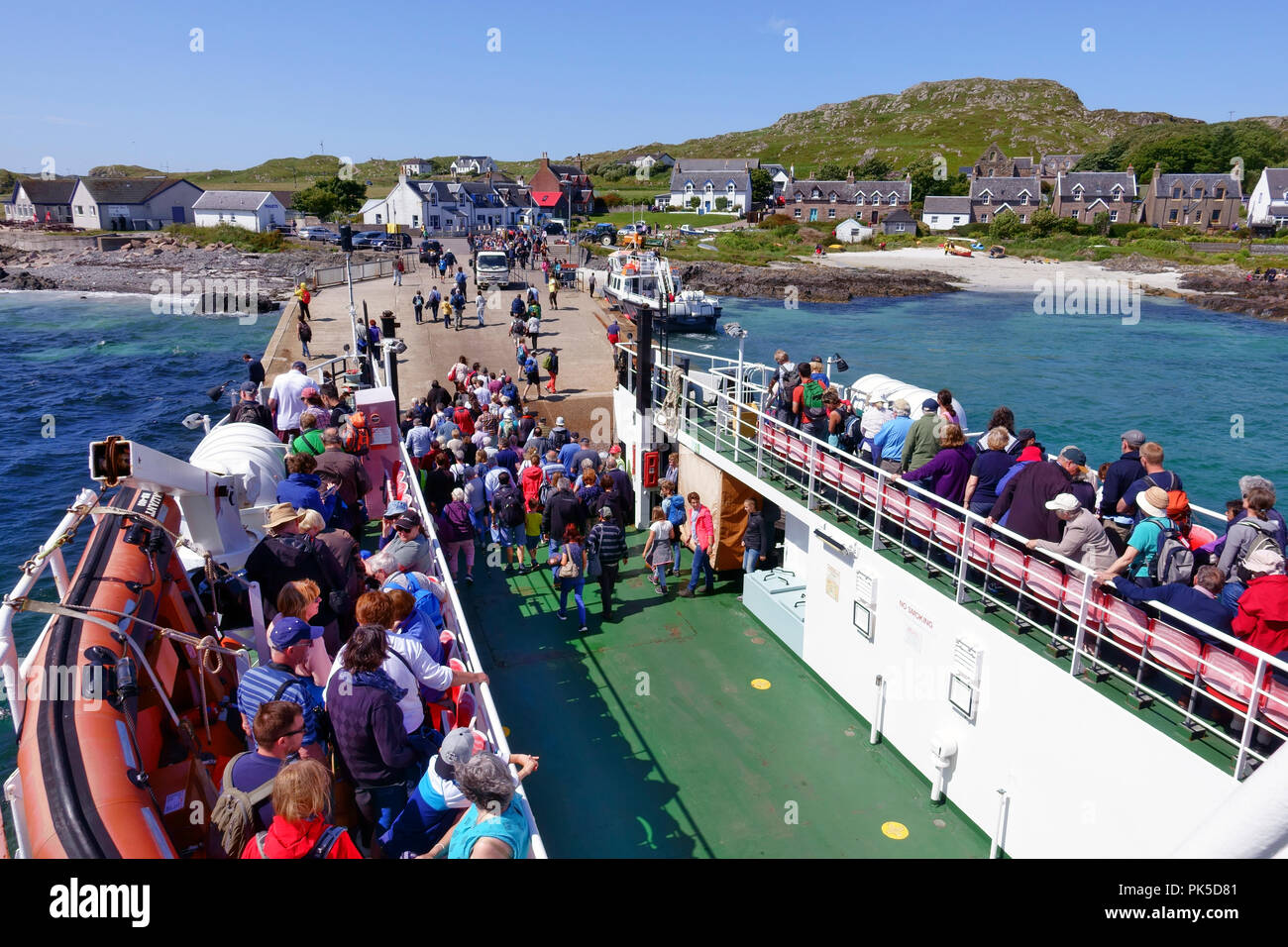 Traghetto CalMac arrivando a Iona da Fionnphort sull'Isle of Mull Foto Stock