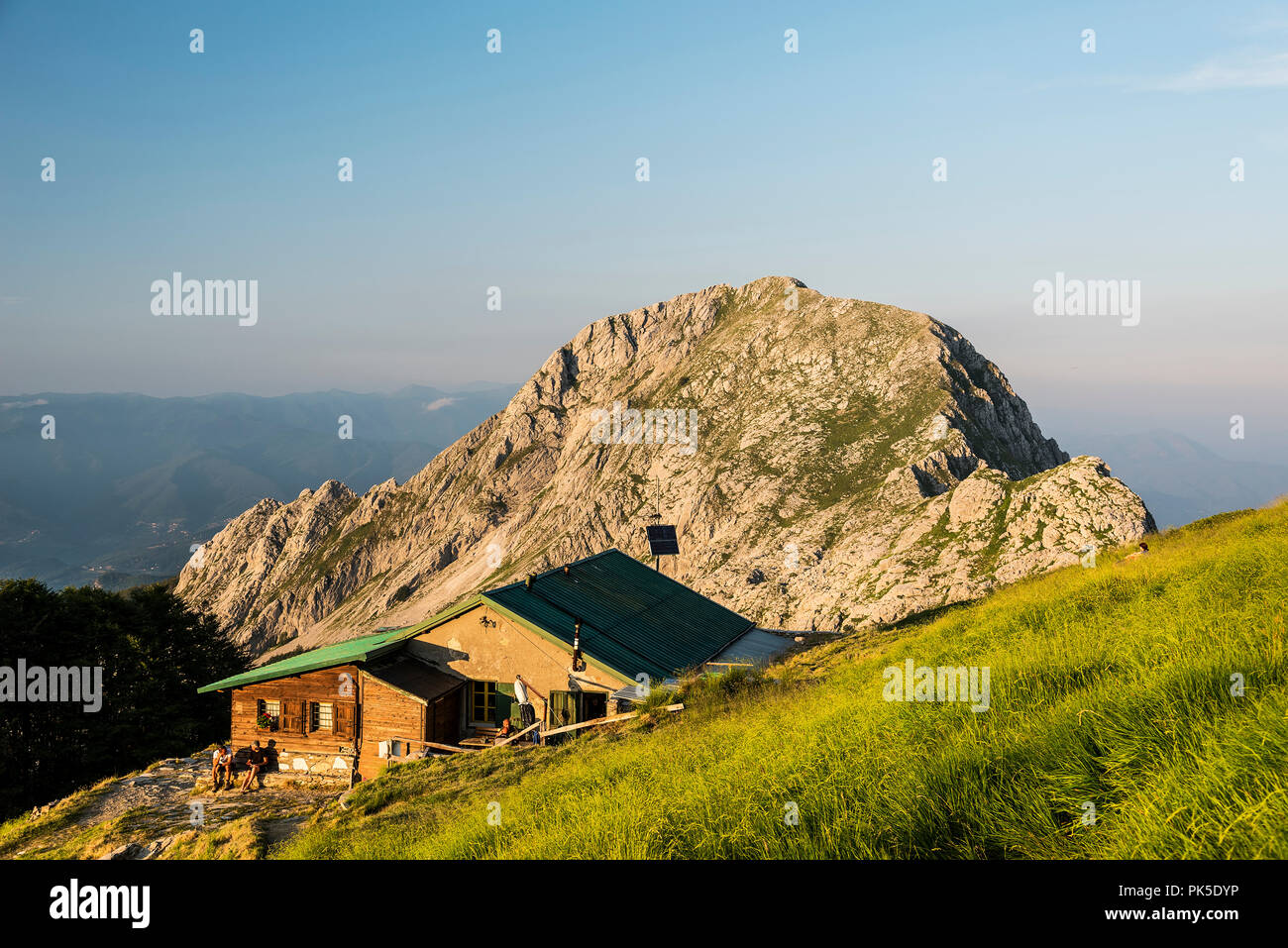 Toscana Il Rifugio Rossi alla Pania, situato a 1609 metri al di sopra della  morte l'uomo Prati, tra la Pania della Croce e la Pania Secca (in  background); è il rifugio più