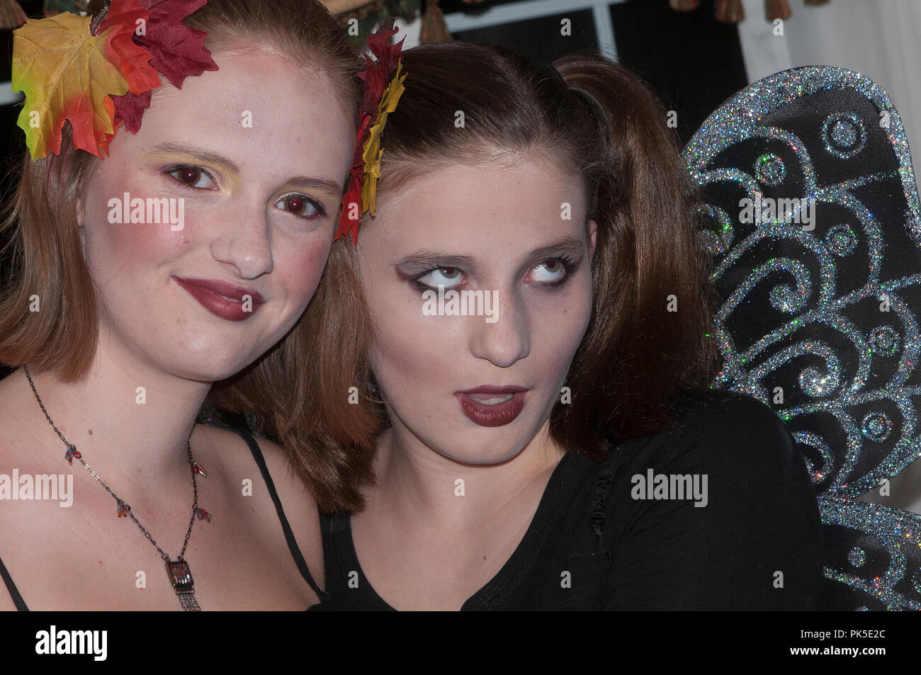 Due ragazze adolescenti in trucco e costume Foto Stock