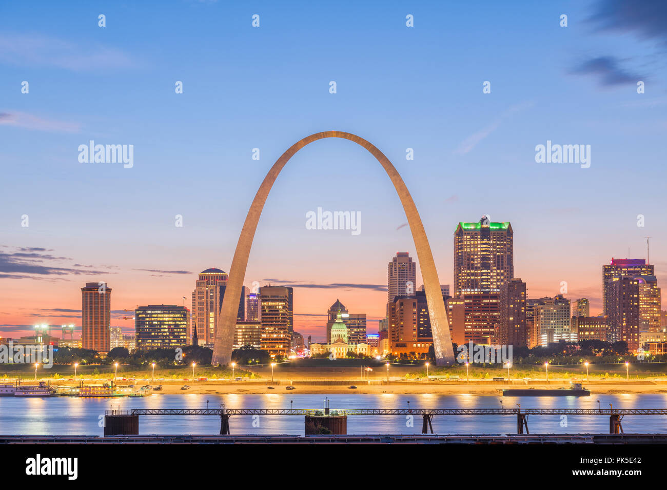Louis, Missouri negli Stati Uniti d'America downtown cityscape con l'arco e il palazzo di giustizia al crepuscolo. Foto Stock