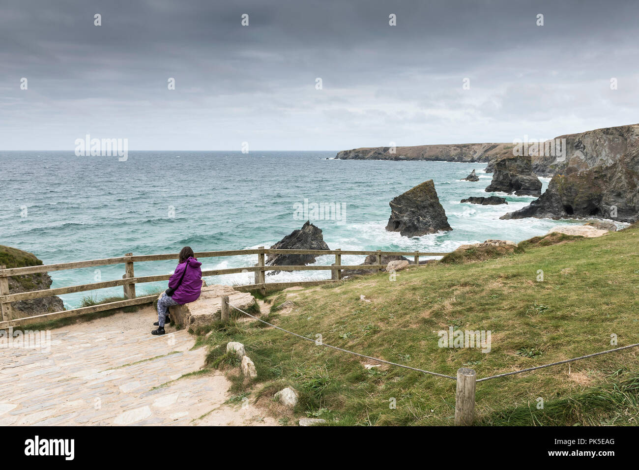 Un vacanziere e salotto che affaccia sulla Bedruthan Steps in Cornovaglia. Foto Stock