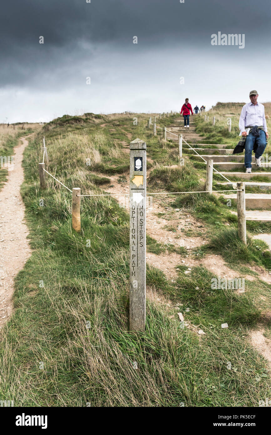 Un marcatore direzione post offre percorsi alternativi lungo la costa sud occidentale il percorso sul Cornish Coast. Foto Stock