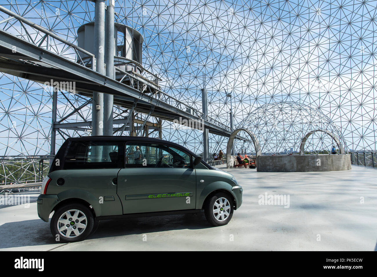 Auto elettrica sul visualizzatore in corrispondenza di una scena futuristica Foto Stock