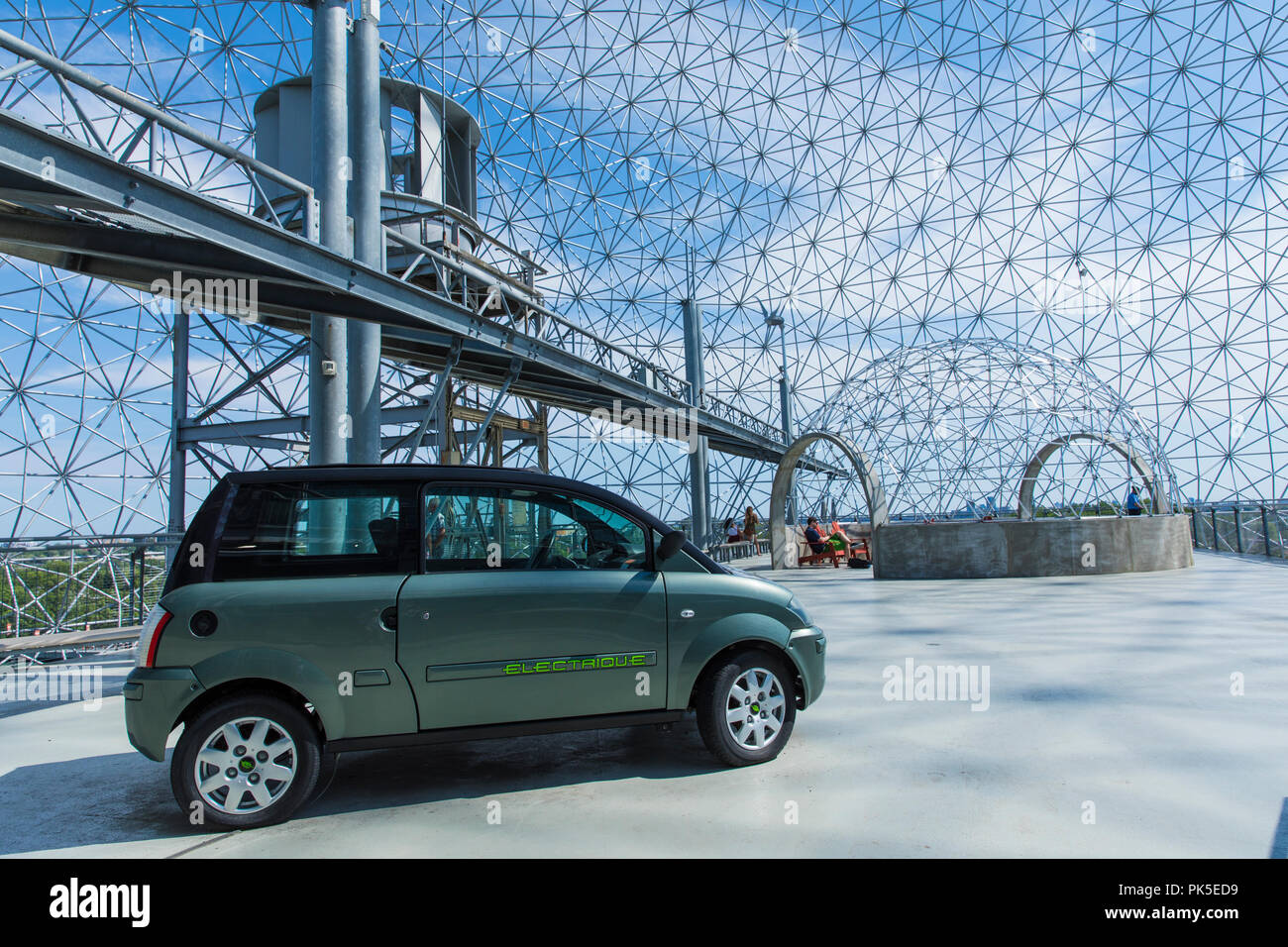 Auto elettrica sul visualizzatore in corrispondenza di una scena futuristica Foto Stock