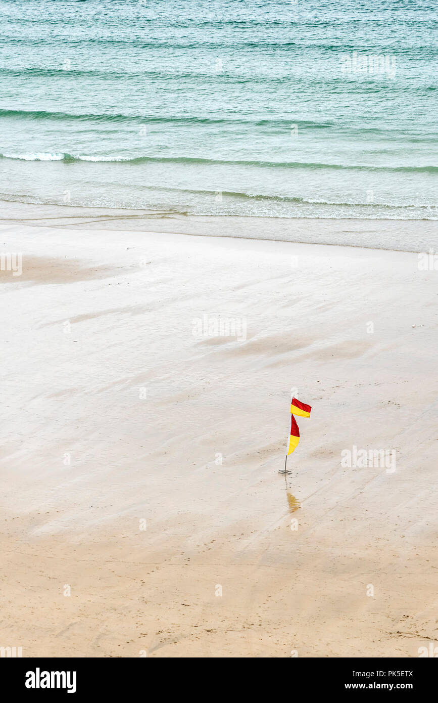 Una piscina RNLI flag di sicurezza su una spiaggia in Newquay Cornwall. Foto Stock