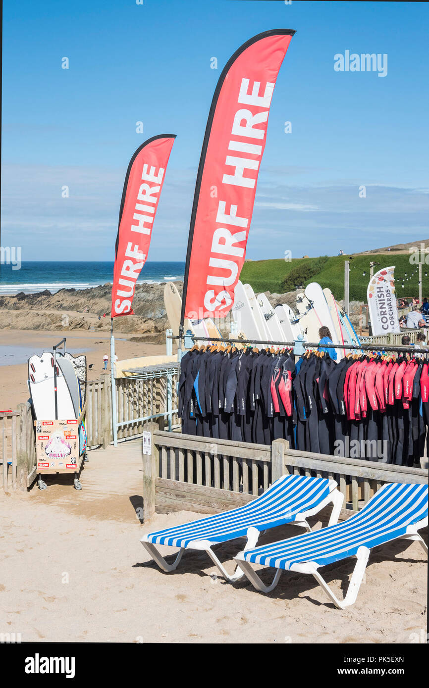 Banner colorati pubblicità noleggio surf a Fistral in Newquay Cornwall. Foto Stock