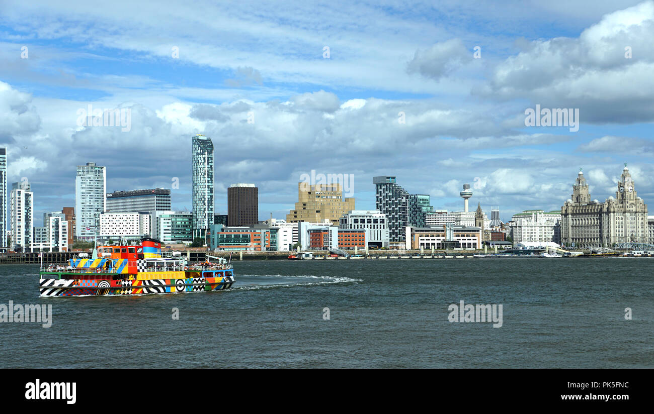 Il famoso Mersey traghetto "nowdrop', con il mondo everchanging famoso lungomare di Liverpool. Immagine presa il 27 giugno 2015. Foto Stock
