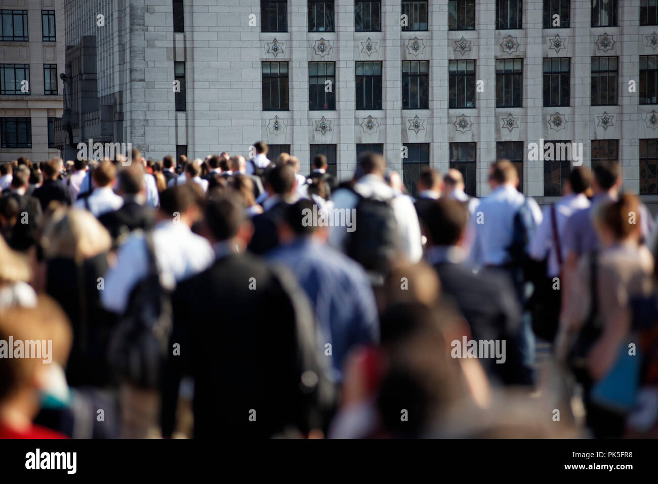 Grande folla di pedoni non identificabili in London 01 Foto Stock