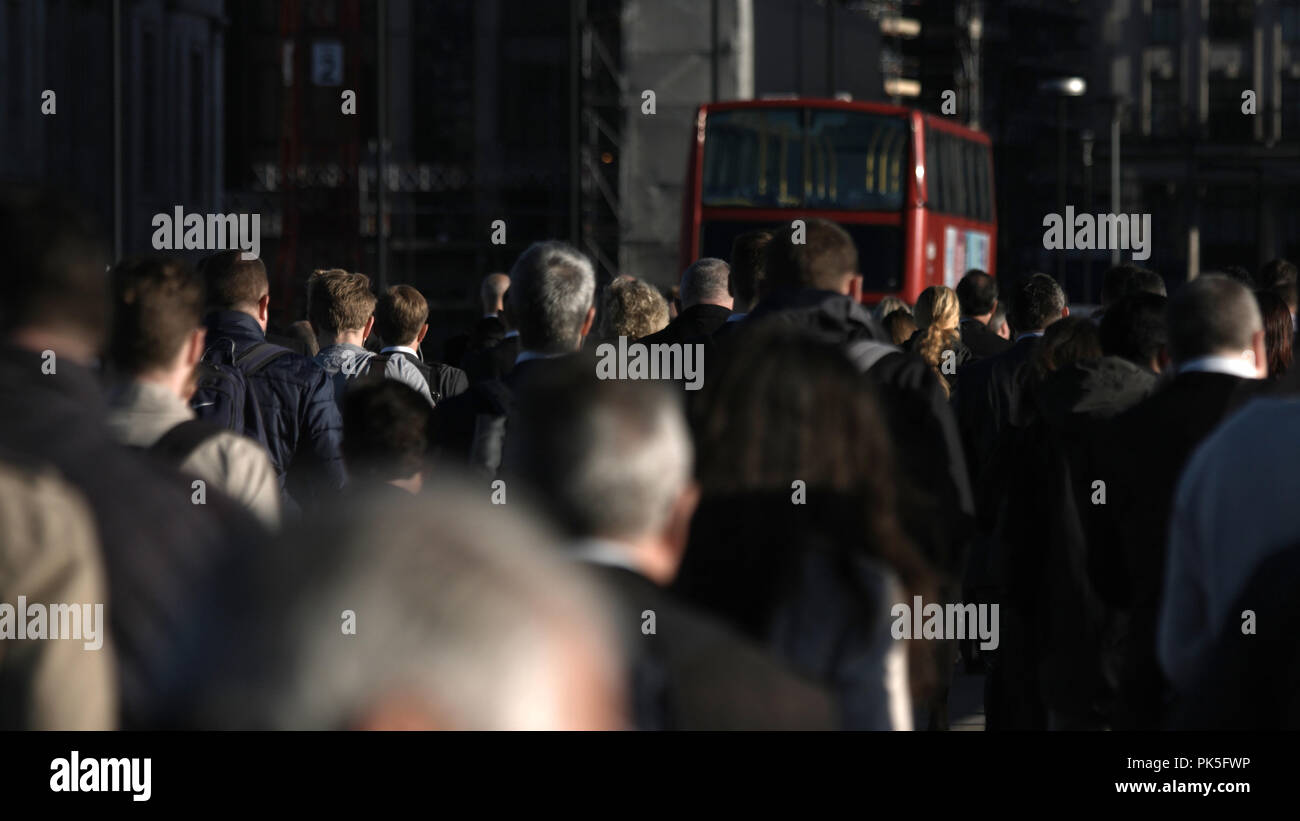 Grande folla di pedoni non identificabili in London 39 Foto Stock
