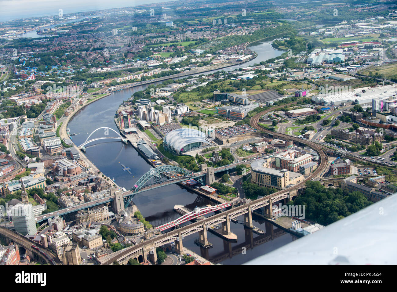 Ariel fotografia scattata da aeromobili leggeri del Fiume Tyne, il livello alto, Tyne, Swing e Millenium ponti tra Gateshead e Newcastle. Foto Stock