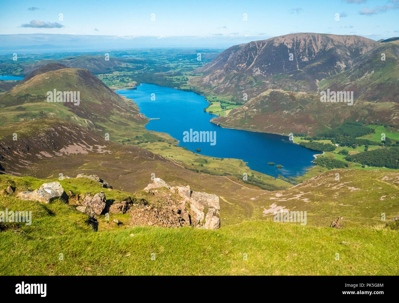 Vista di Buttermere e Loweswater da vicino il vertice di luccio rosso in alto stile Ridge, Cumbria. Foto Stock