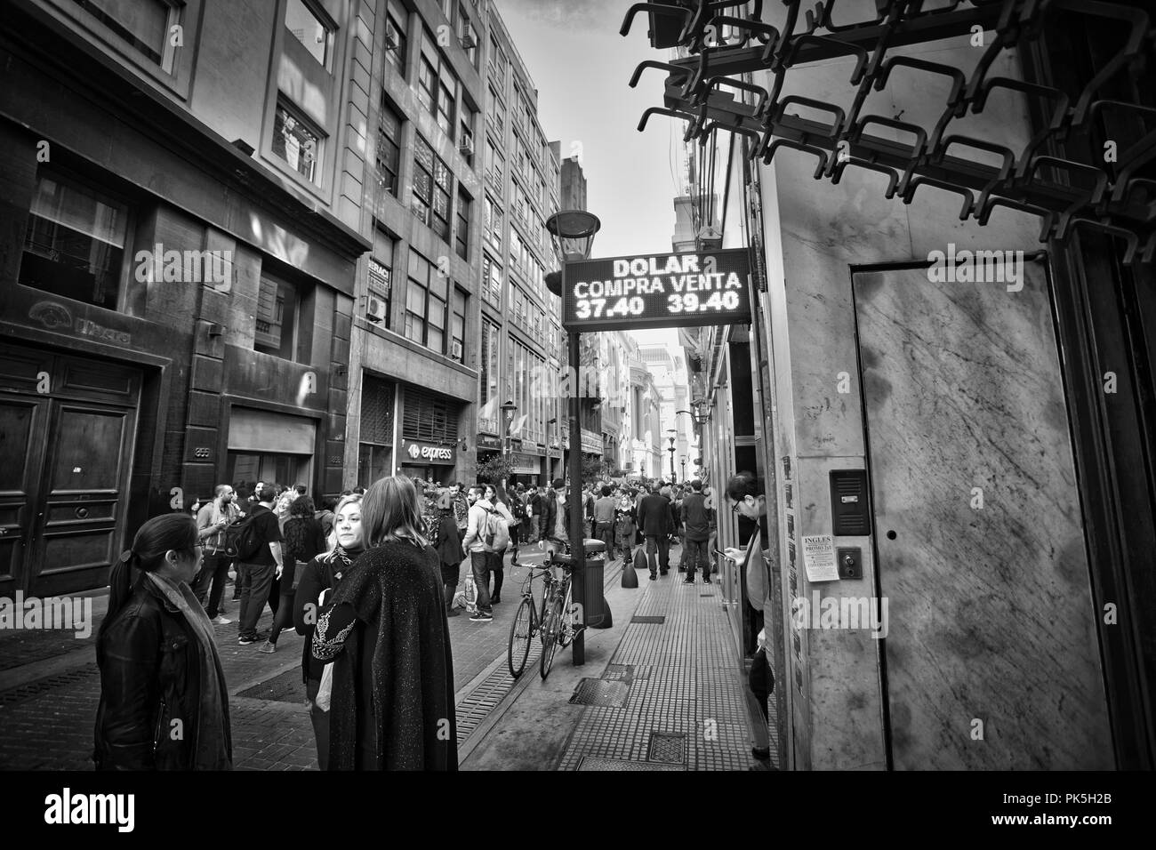 Lo scambio di denaro casa simbolo del dollaro che mostra il valore del dollaro a Buenos Aires, Argentina Foto Stock