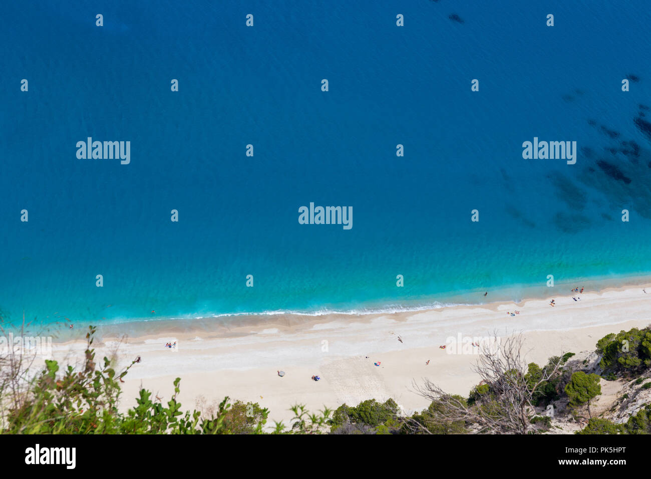 Una prospettiva aerea del litorale della spiaggia di Egremni, Lefkada, Grecia Foto Stock