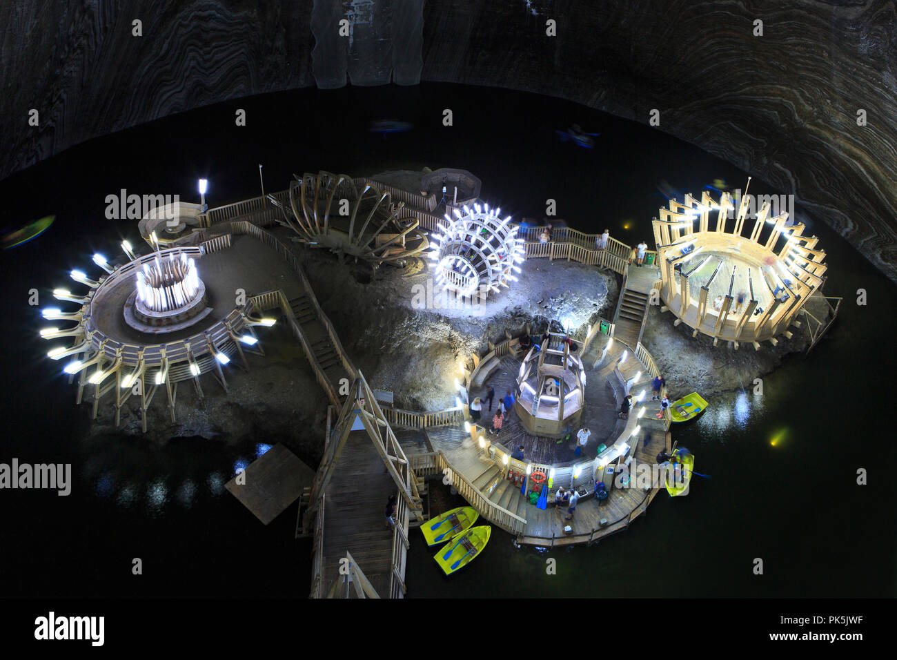 Il lago sotterraneo e a forma di UFO costruzioni all'interno della miniera Terezia a Salina Turda in Transilvania, Romania Foto Stock
