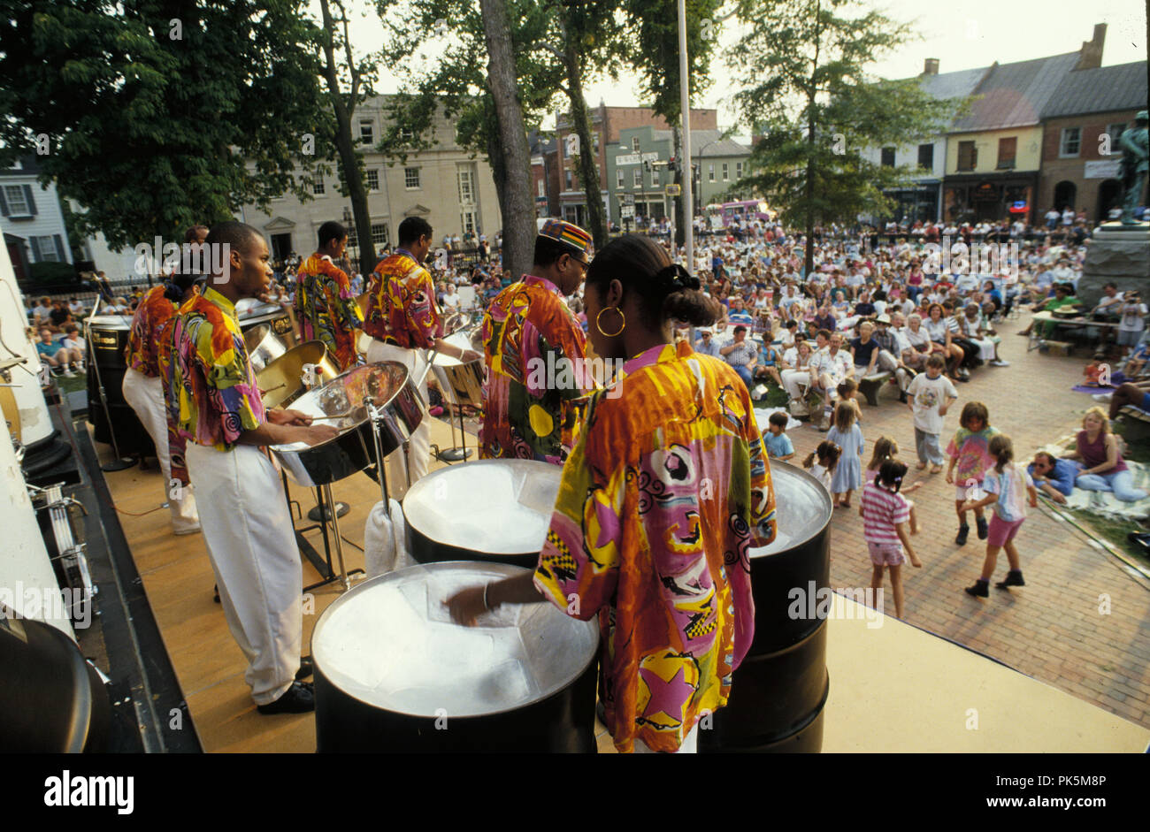 Nastro di acciaio gioca a Bluemont una serie di concerti in downtown Leesburg, Virginia. Foto Stock