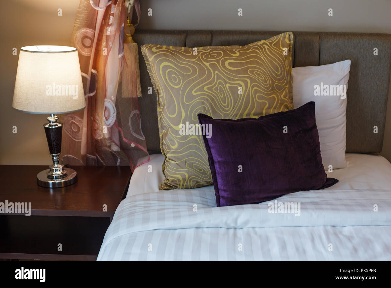Cuscini sul letto bianco foglio la biancheria per il letto e la lampada sul comodino. Camera a 2 letti hotel resort appartamento lodge inn residenziale alloggio di servizio, inte Foto Stock