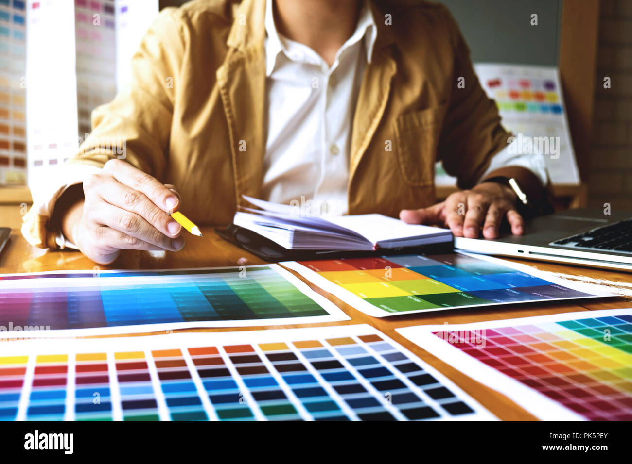 Graphic Designer scegliere i colori da bande di colore dei campioni per la progettazione .Designer grafico creatività concetto di lavoro . Foto Stock