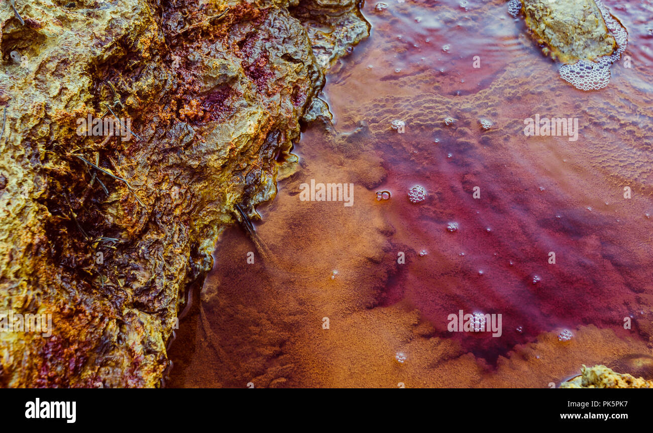 Rock di colori circondato da acque di colore rosso, questo ambiente è studiato dalla Nasa a causa della sua somiglianza con Marte Foto Stock