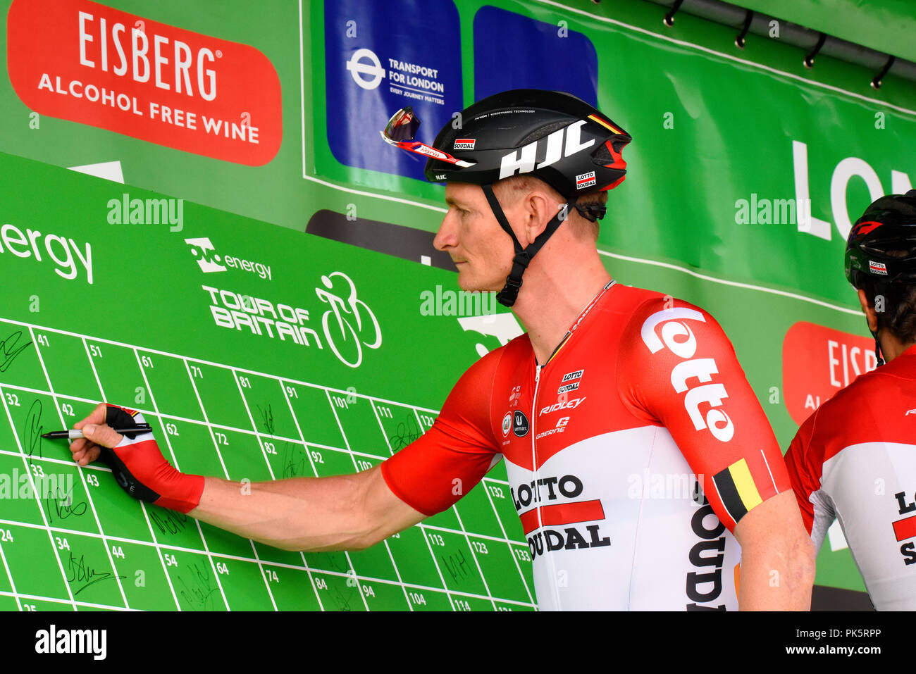 Andre Greipel del team Lotto Soudal firma in ovo Energy Tour della Gran Bretagna cycle race, stadio 8, London, Regno Unito Foto Stock