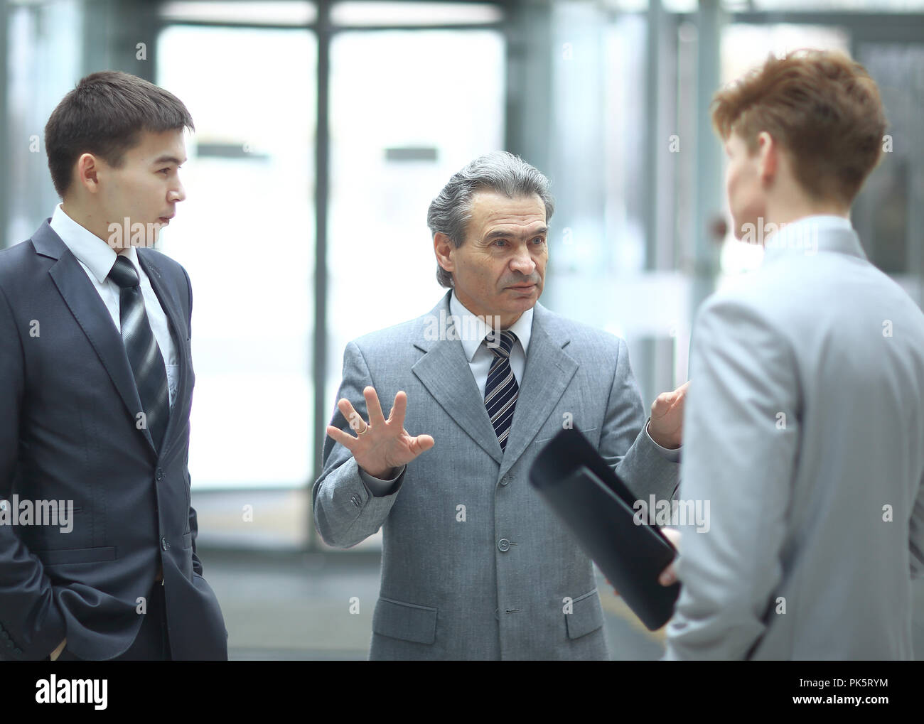 Il boss rigorosa parlando con un dipendente.foto sfocate sullo sfondo di office Foto Stock