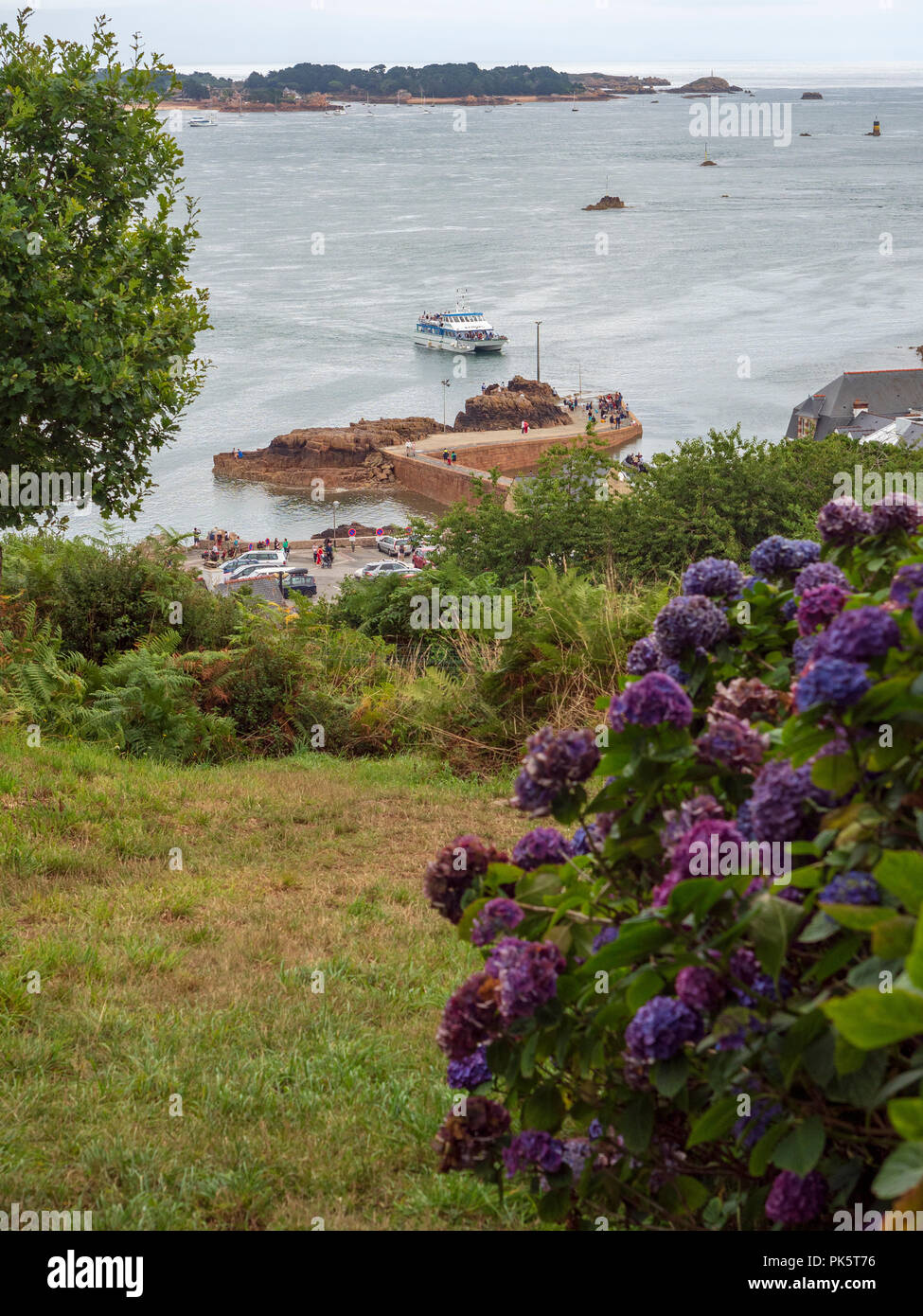 Promontorio di Arcouest, Brittany, Francia. Visto sul pontile e un motoscafo dall'Ile de Bréhat (nella parte inferiore della vista) Foto Stock