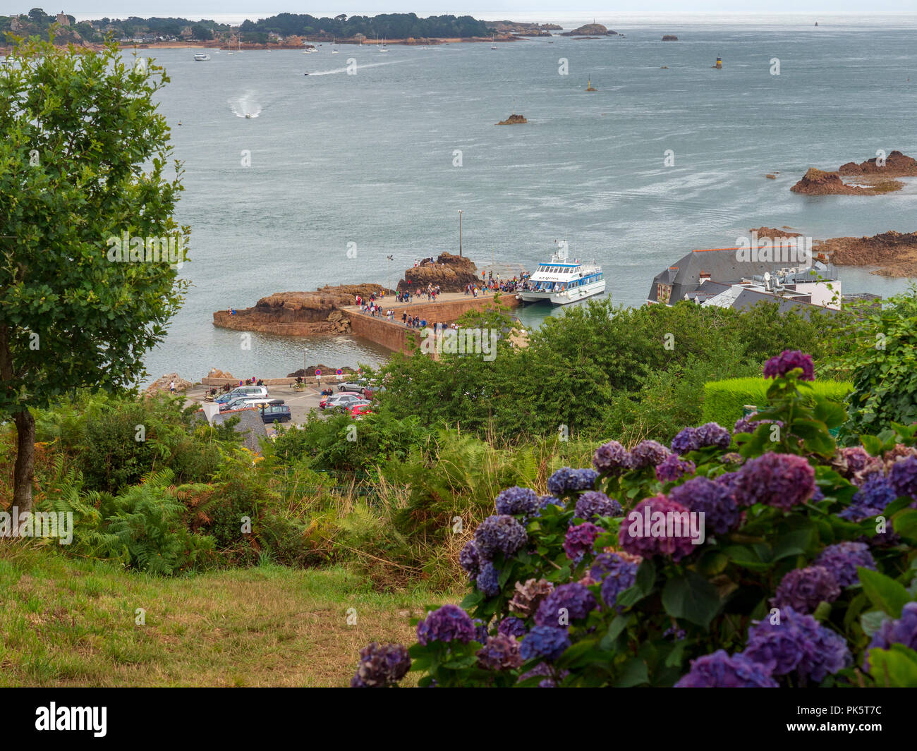Promontorio di Arcouest, Brittany, Francia. Visto sul pontile e un motoscafo dall'Ile de Bréhat (nella parte inferiore della vista) Foto Stock