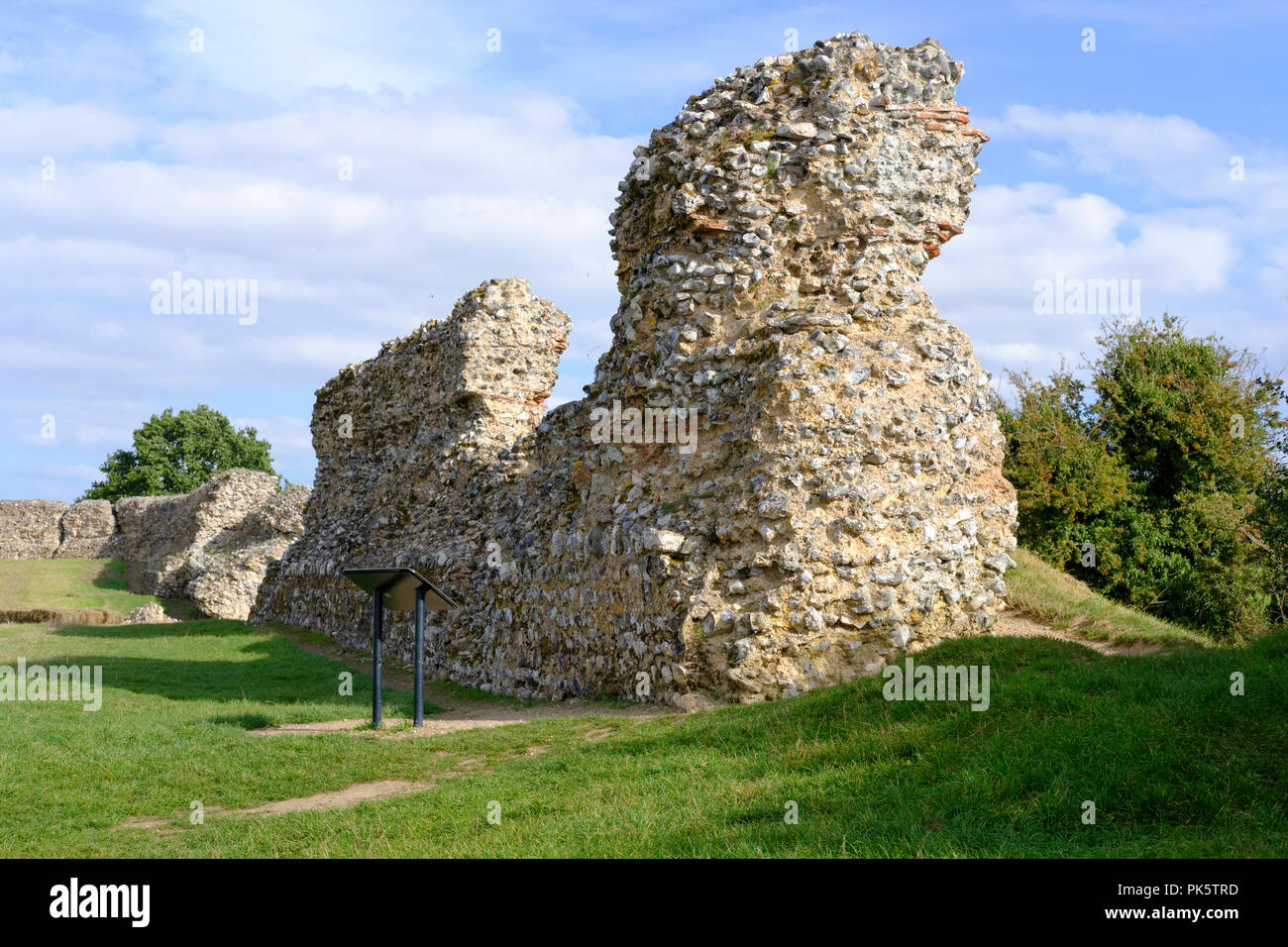 Resti del muro sud dell'Burgh Roman Fort noto anche come Gariannonum, Garannum, Caister-on-Sea, Norfolk, Inghilterra, Regno Unito Foto Stock