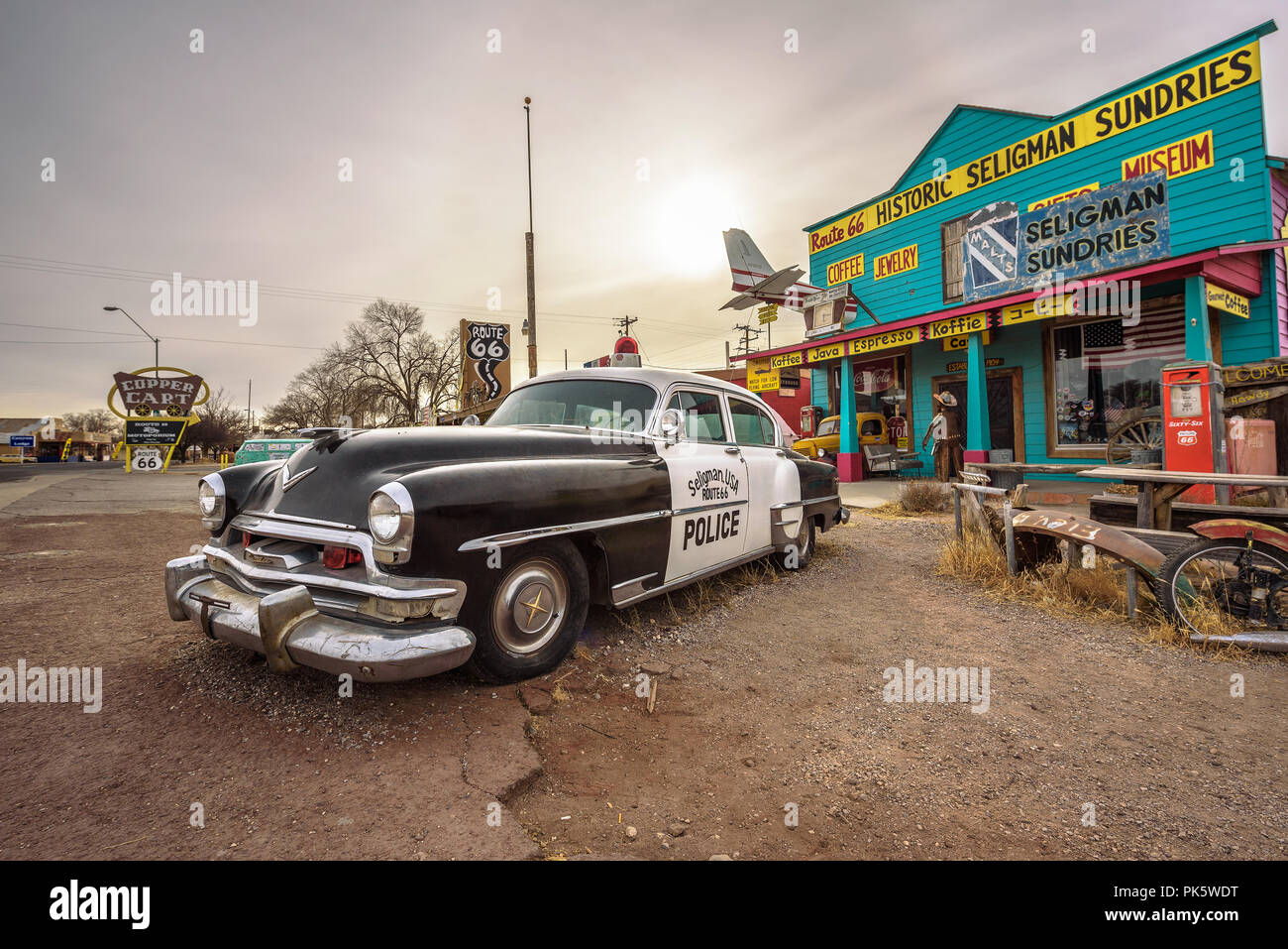 Vecchia auto della polizia presso un negozio di souvenir sul percorso 66 in Arizona Foto Stock