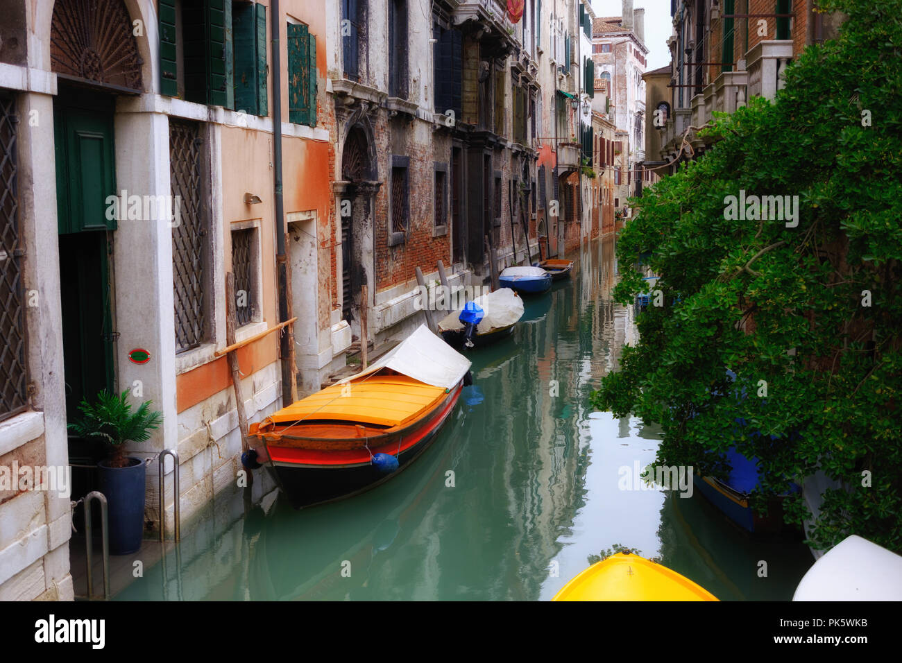 Bella stradina di Venezia nel giorno di estate, Italia Foto Stock