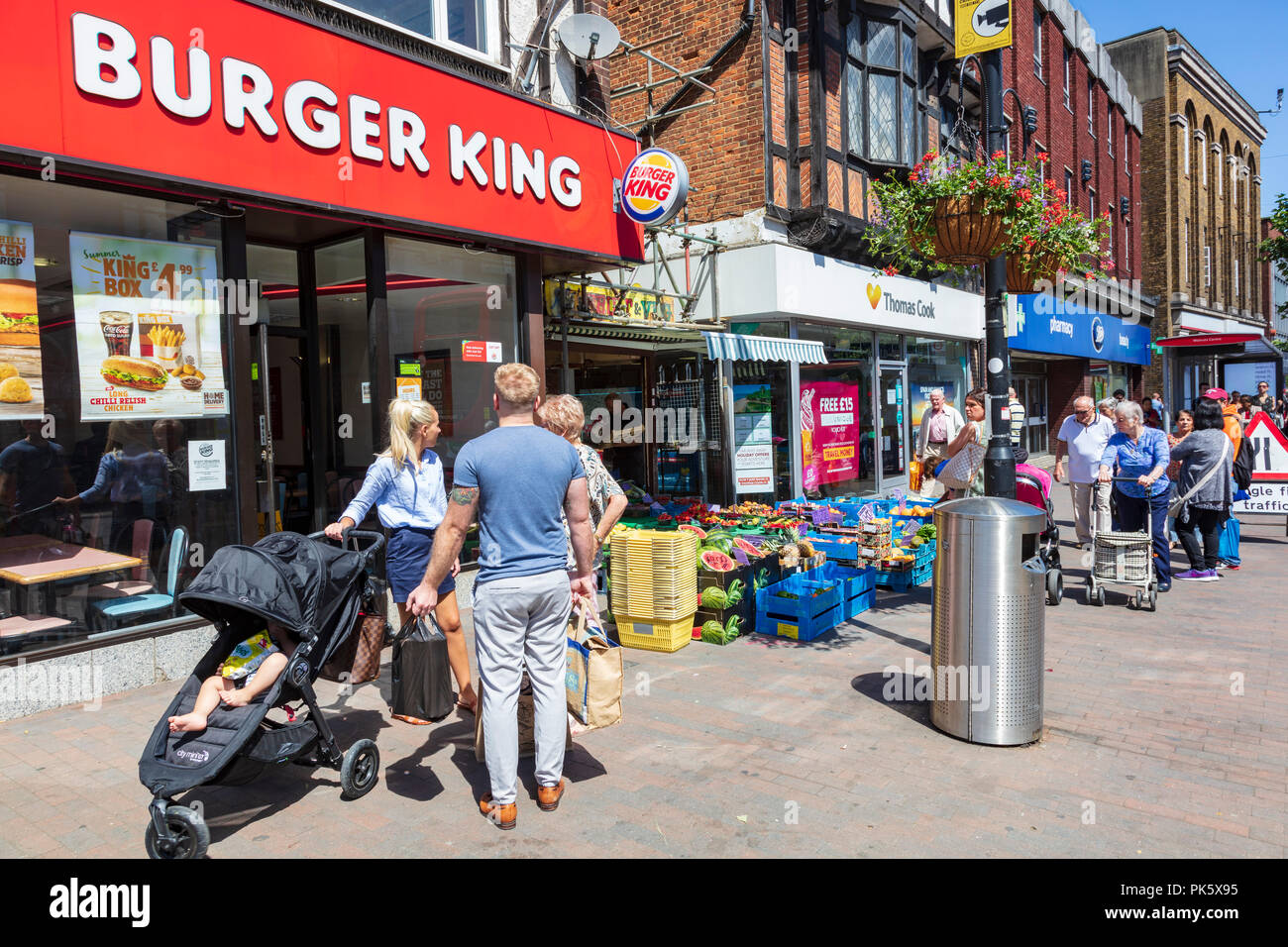 Occupato Orpington High Street con gli acquirenti in piedi al di fuori di un Burger King ristorante, London Borough of Bromley, Regno Unito Foto Stock