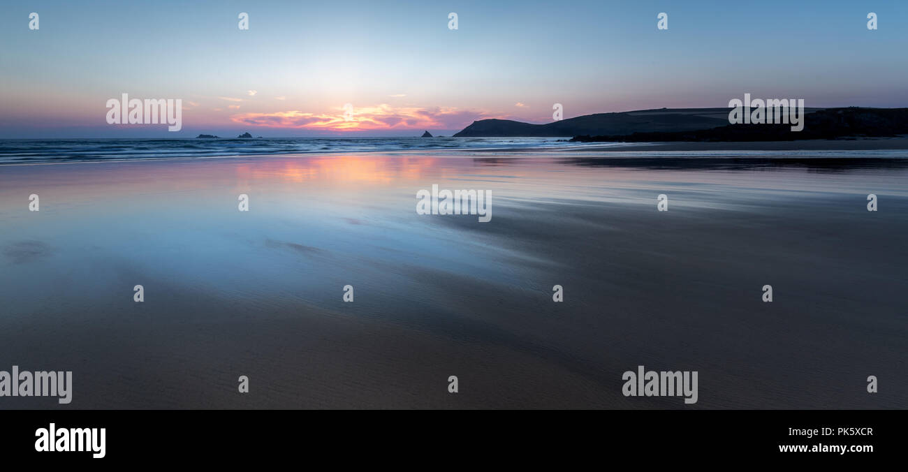 Tramonto sulla splendida spiaggia deserta, Constantine Bay, Cornwall Foto Stock