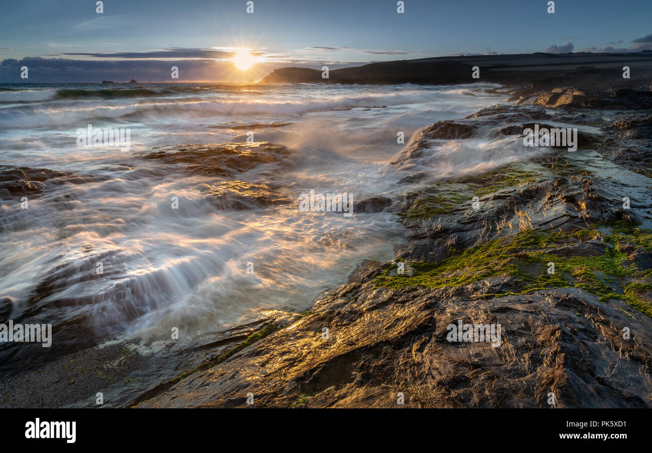 Luce in ritardo la cattura di surf sulle rocce, Constantine Bay, Cornwall Foto Stock