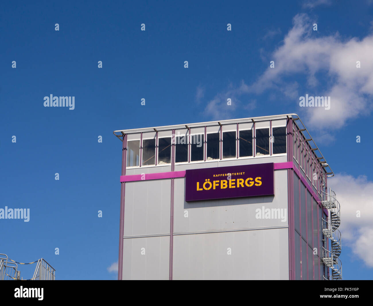 Caffè Löfbergs roastery a Karlstad Värmland Svezia har stati in attività dal 1906, marchio su industriale edificio a torre Foto Stock