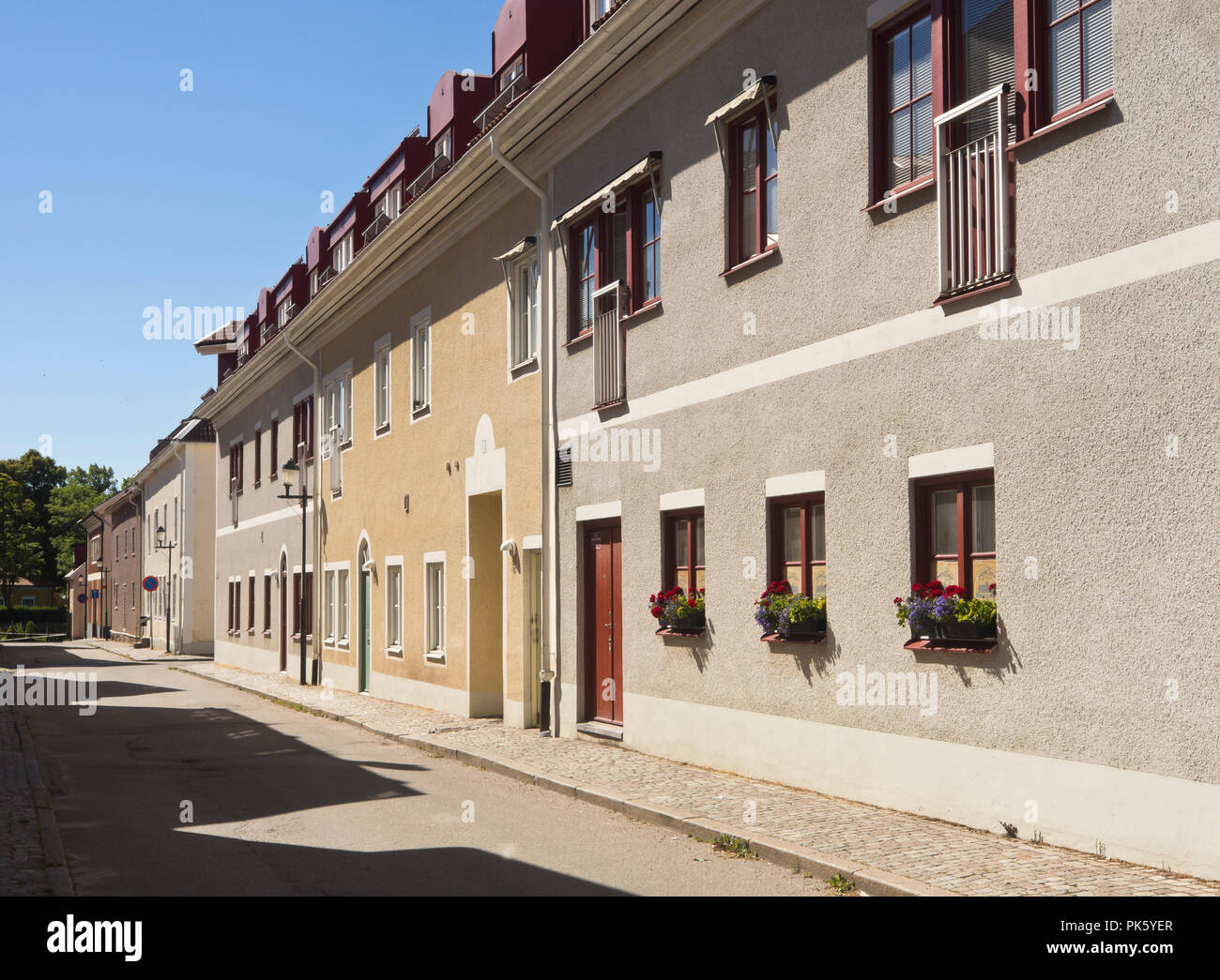 Fila di edifici residenziali nel centro di Mariestad, una pittoresca cittadina sulle rive del Vänern il lago più grande in Svezia Foto Stock