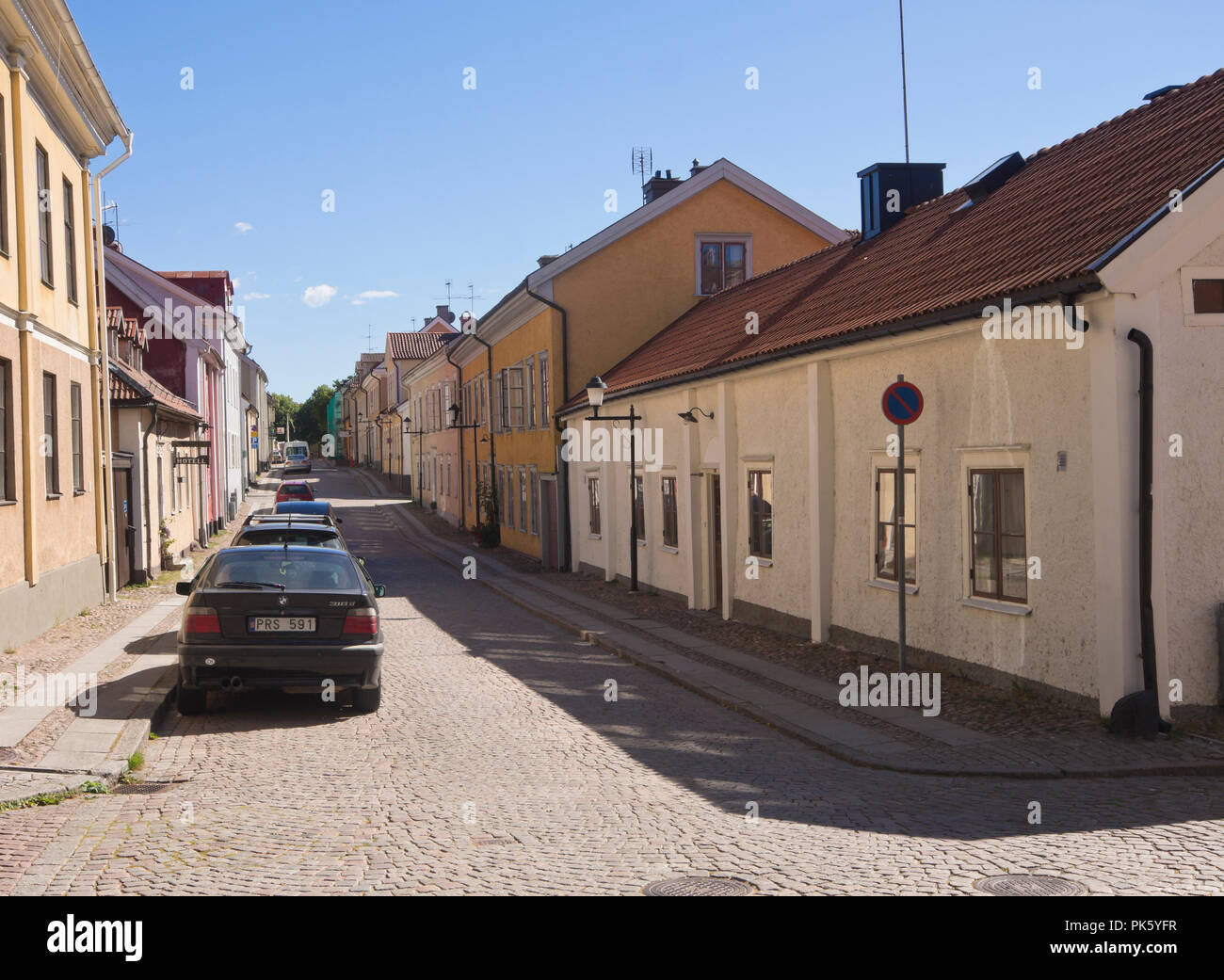 Zona residenziale strada di ciottoli con edifici tradizionali in Mariestad, una pittoresca cittadina sulle rive di Vaenern il lago più grande in Svezia Foto Stock
