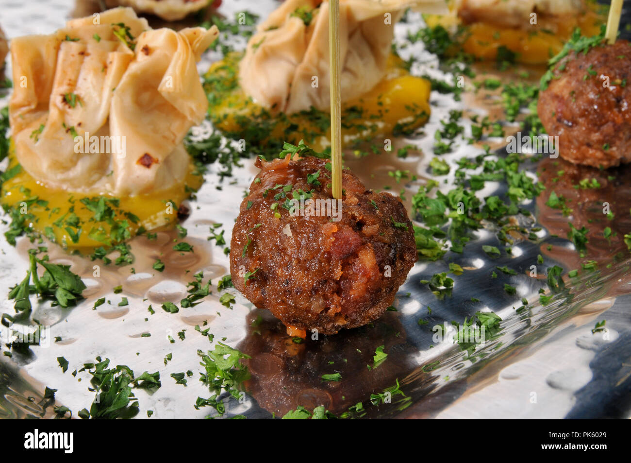 Primo piano di una polpetta svedese su un vassoio di antipasti Foto Stock