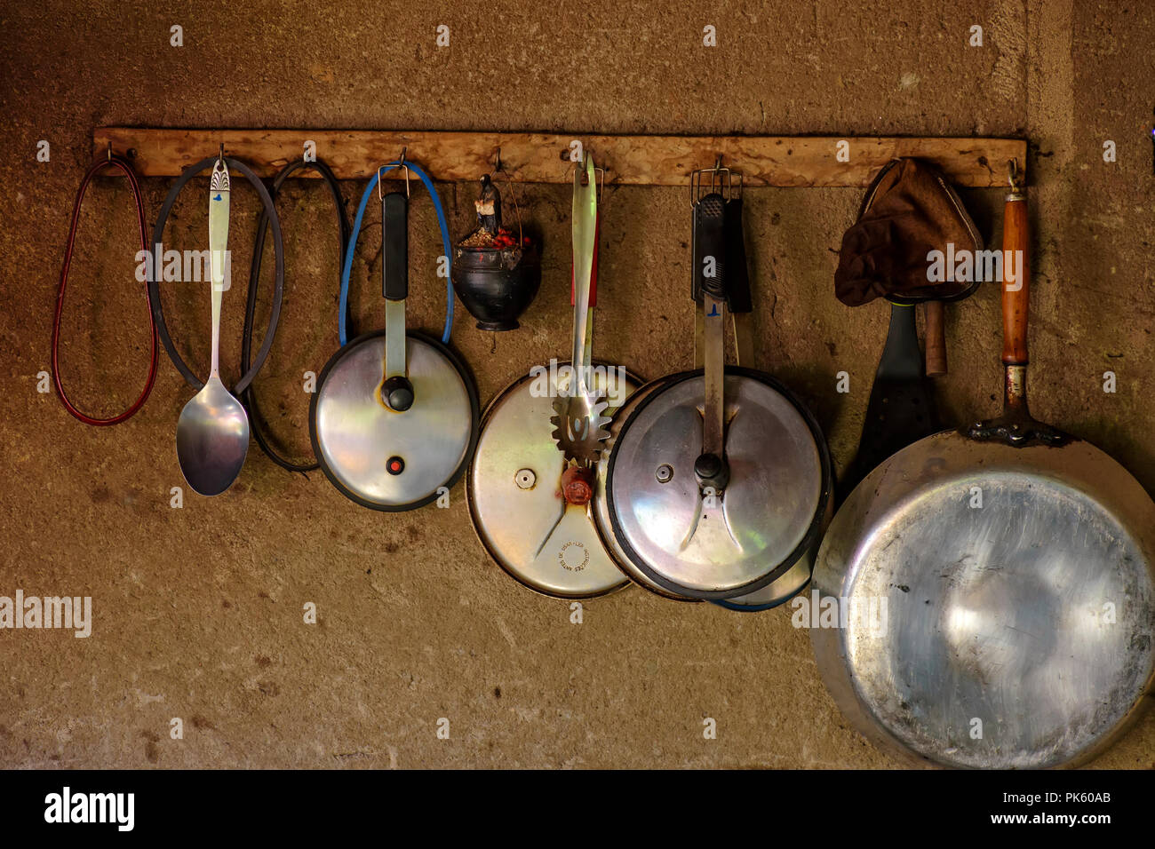 Vecchio e vecchia cucina popolare all'interno del Brasile con le sue pentole e utensili appesi al muro Foto Stock