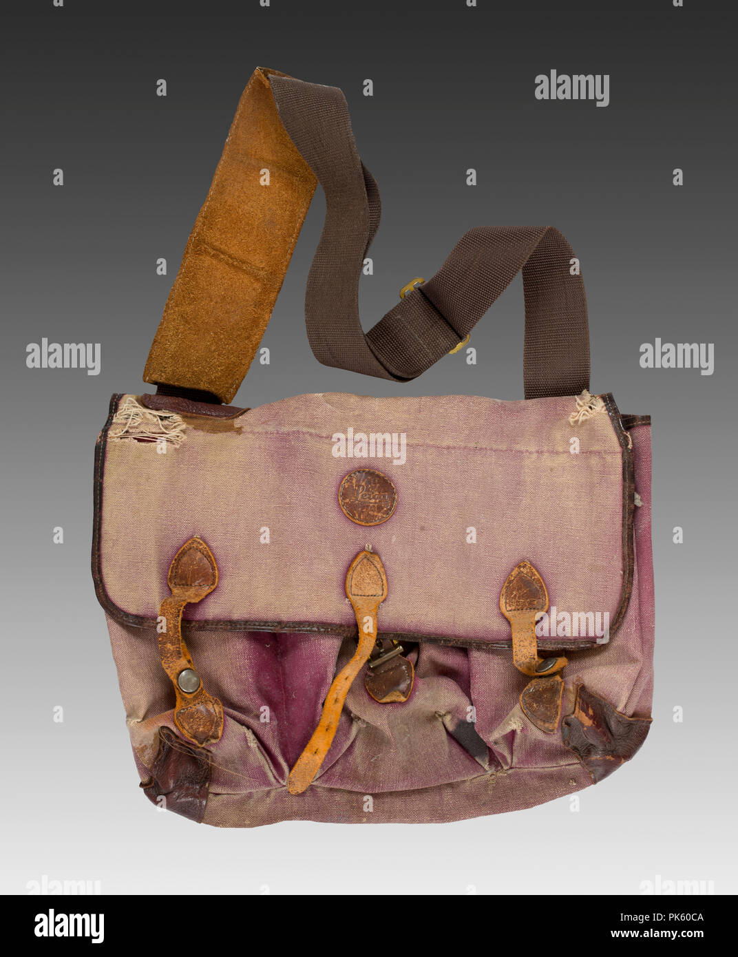 Un ben indossati, sbiaditi e usato Leica camera bag dagli anni settanta. Foto Stock