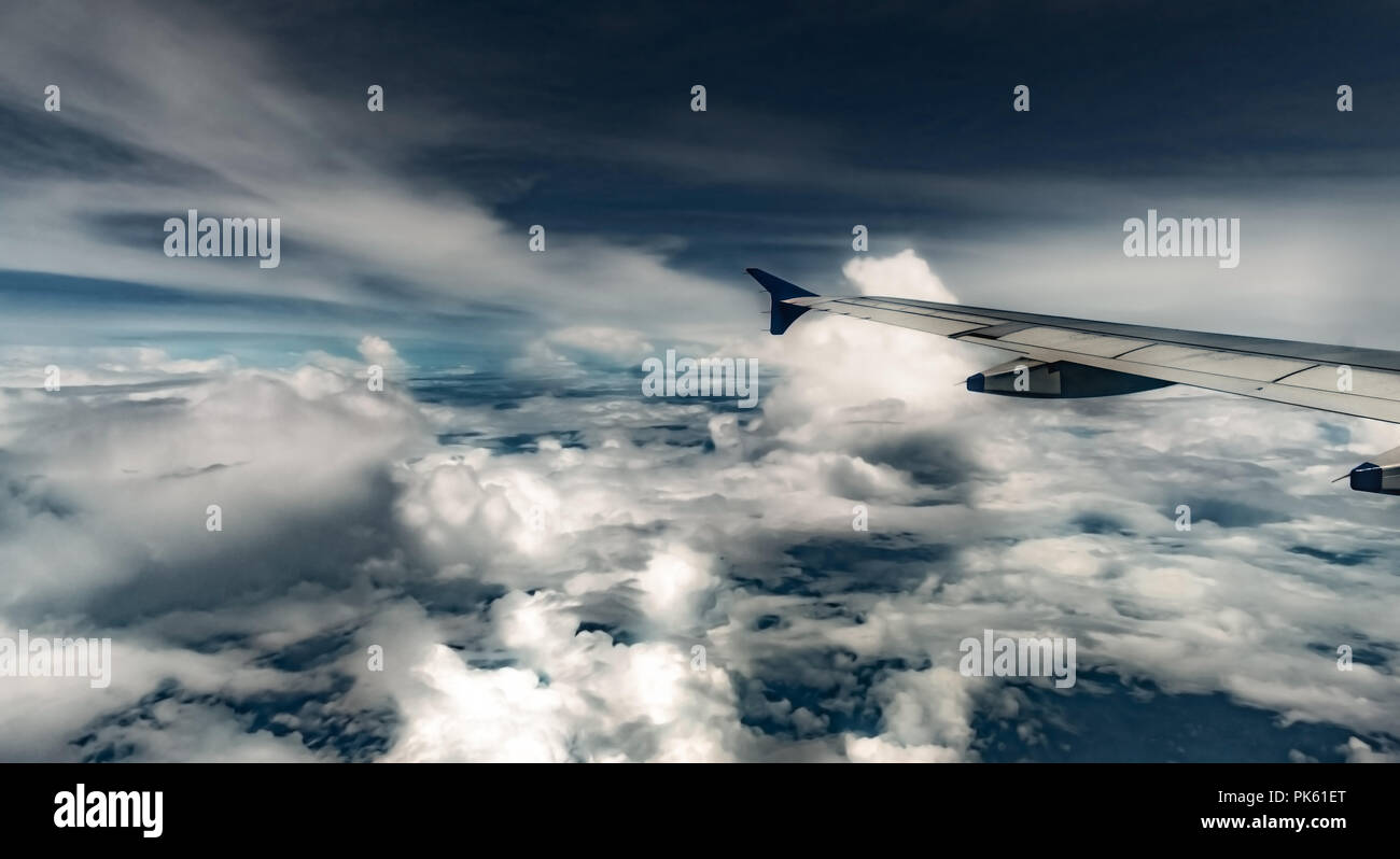Drammatica vista dalla finestra laterale del velivolo. Cielo nuvoloso di tipo cumulus potrebbe essere visto tutto durante i temporali nella stagione delle piogge di monsone Foto Stock