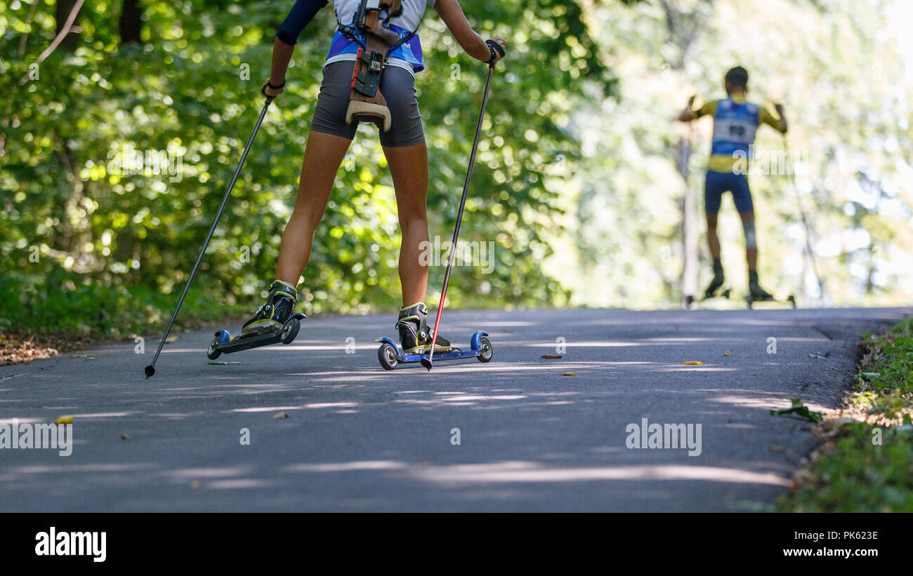 Giovani sportive in esecuzione in estate concorso di biathlon Foto Stock