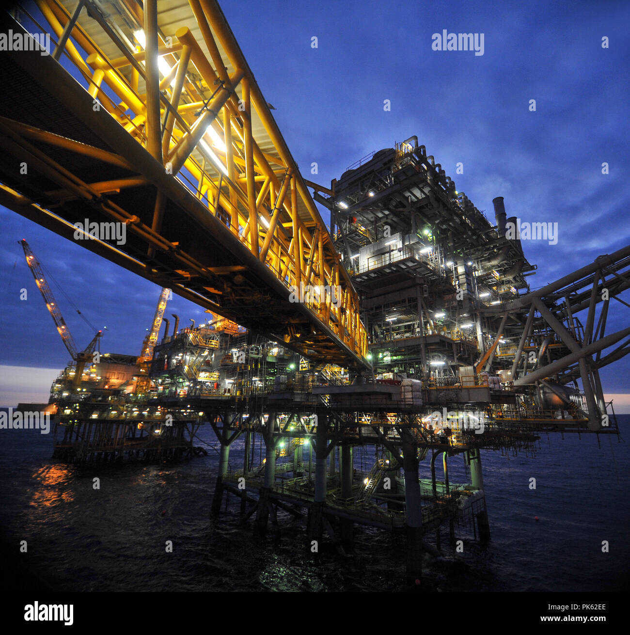 Bass Strait piattaforma e ponte di crossover dalla nave di supporto Foto Stock