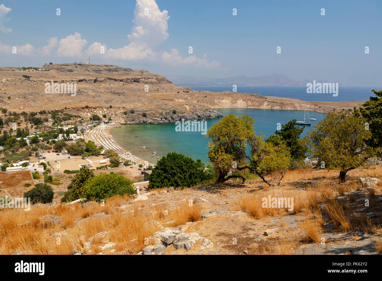 Vista della pittoresca baia di San Paolo al fondo dell'acropoli di Lindos sul isola greca di Rodi in Grecia. Foto Stock