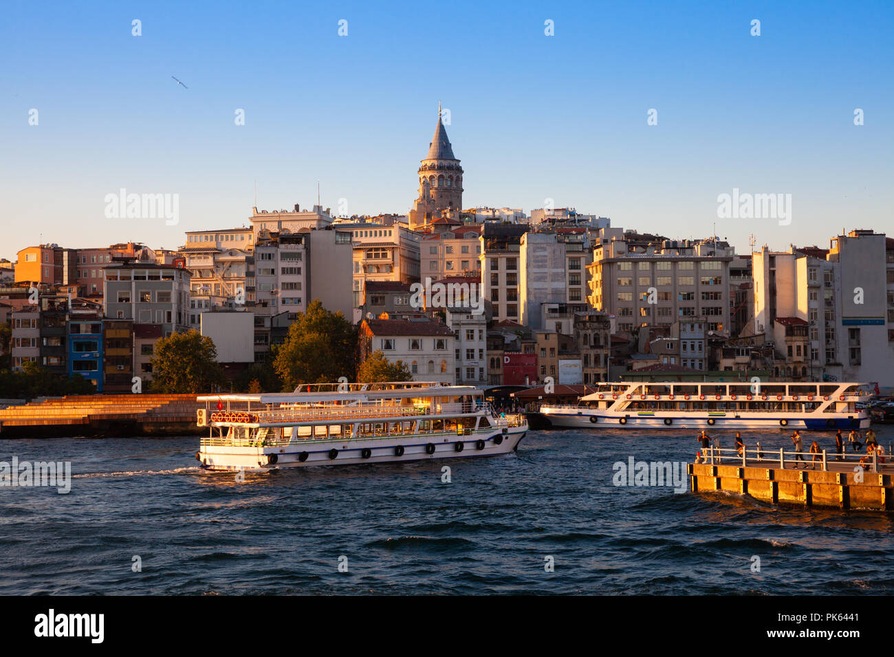 La bella vista della Torre di Galata e Golden Horn al tramonto, Istanbul, Turchia Foto Stock